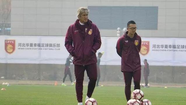 陈飞宇演绎秋日格调 穿搭look学起来 2021-09-23 9月23日，陈飞宇登封《SuperELLE》十月刊封面大片发布，驾驭多套秋日穿搭LOOK，现成的作业还不赶快抄起来。