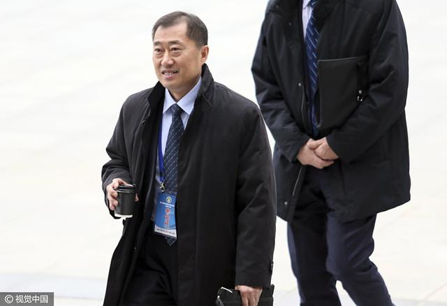 导演大卫·O·拉塞尔携主演布莱德利·库珀和留着小胡子的克里斯蒂安·贝尔等人亮相。