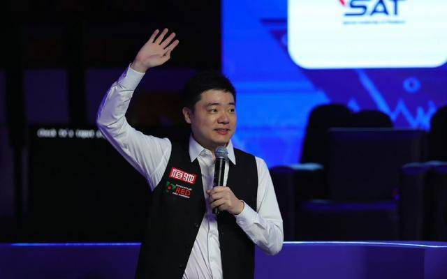 博纳影业总裁于冬、周迅、郑恺、李晨、徐峥、闫妮、廖凡、柳岩、王祖蓝夫 柳岩、张亮联袂下厨房做菜 俊男美女般配亮相 2014-04-28 日前，“性感主播”柳岩和“超级奶爸”张亮一同现身某做菜节目，合作一道美味家常菜，俊男美女养眼组合玩转舌尖味道。