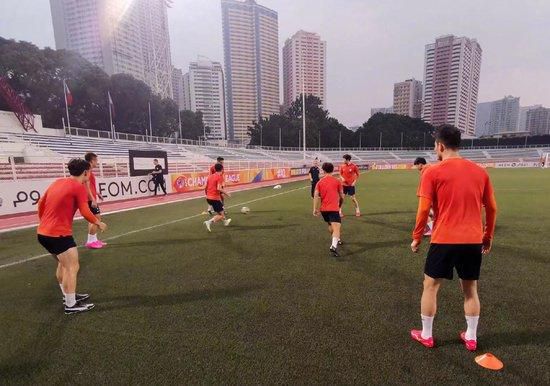 中国电影人的老朋友视效大师理查德·泰勒爵士泰勒爵士与中国的缘分已然绵延了三十多年，他和维塔不仅参与过《流浪地球》等中国大片的特效工作，还曾与澳门政府合作建设横琴中医药文化体验馆，为打造这一粤澳深度合作区的沉浸式文化场馆，他频繁到访中国，与中国电影人、艺术家结下深厚情谊。