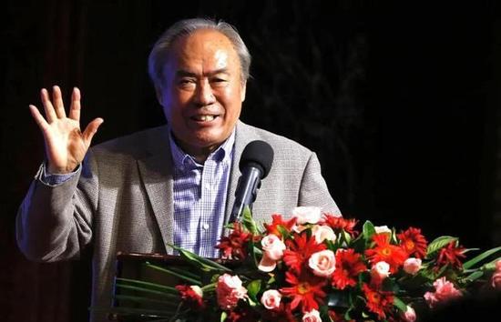 1月15日，电影《四海》片方在微博发布新版海报，刘昊然、沈腾、刘浩存、尹正四人站在铁皮老屋前，开心相拥。