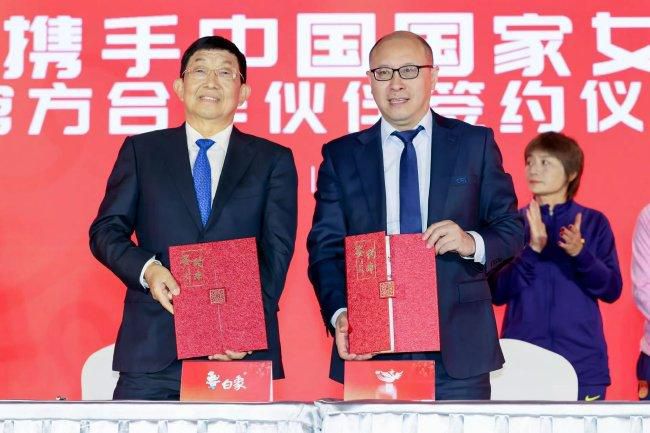 郭富城深夜晒合影为方媛庆生：老婆，永远爱你 2021-08-05 8月5日凌晨，郭富城晒出她与方媛的合影，为对方庆祝34岁生日。
