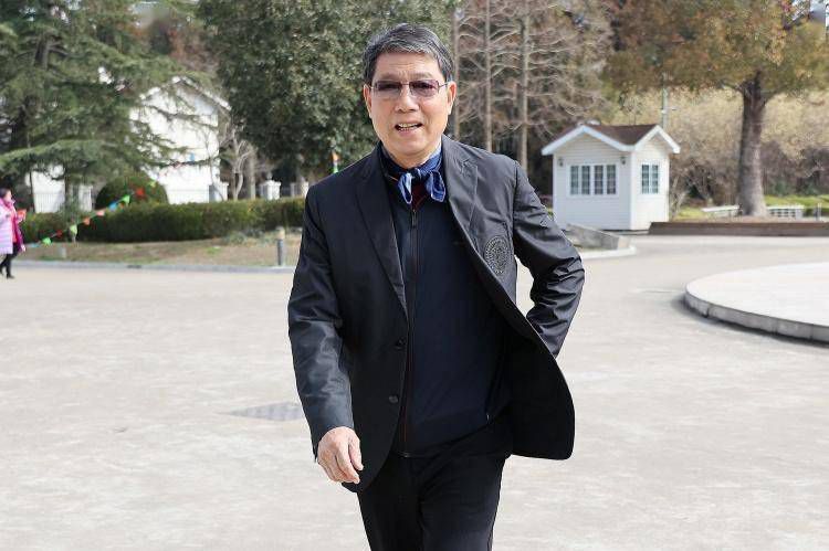 电影频道节目中心主任阎晓明、电影频道节目中心国际部主任李健以及著名导演李行、朱延平、侯孝贤等人一同观看了这次演 众明星捧场电影之歌 2010-12-03 12月2日晚，暌违五年再度起航的新版《电影之歌》音乐剧在北京保利剧院盛大首演，大时代背景下的爱恨情仇又一次感动了每一位观众。
