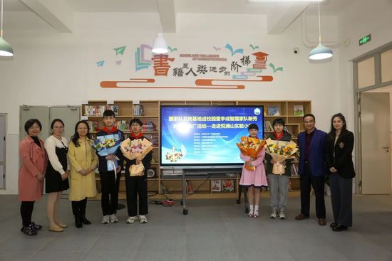 科勒·卡戴珊透视裙香艳性感 金刚狼儒雅风度翩翩 2016-11-22 ）慈善晚宴。
