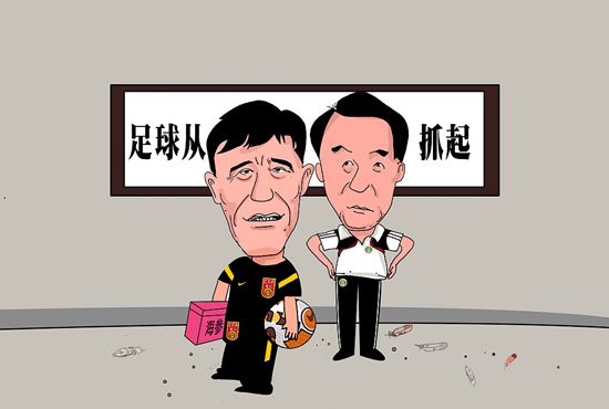 她身穿豹纹皮草大衣，内搭宝蓝色毛衣，造型时尚别致。