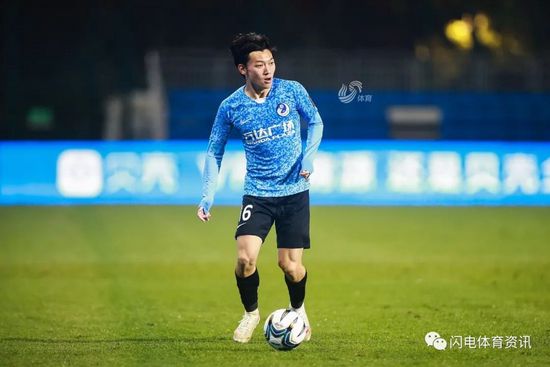 影片讲述了明朝土木堡之变后，杨善找来镖师周不同一行人，伪装成镖队秘密护送太上皇朱祁镇回京，必经之地龙门镇成了关键的转折点，却不料镇上早已危机四伏，看似劫财夺命 他们居然拍出这样炸裂的武侠电影 2022-07-20 从武侠到现实，网络动作电影持续开花结果 2024-09-04 华语武侠电影的里程碑之作 3D《龙门飞甲》获85分 2011-12-19 IMAX3D武侠巨制”为招牌，集合了两岸三地众多颇具影响力的演员，徐克和李连杰阔别14年后再度联手，引来万千瞩目，吊足了观众的胃口。