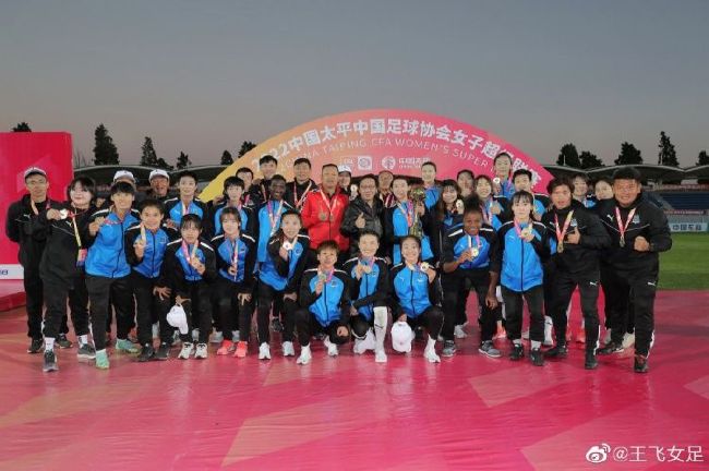 情到深处，甜茶和相差23岁的小辣椒上演了激情热吻。