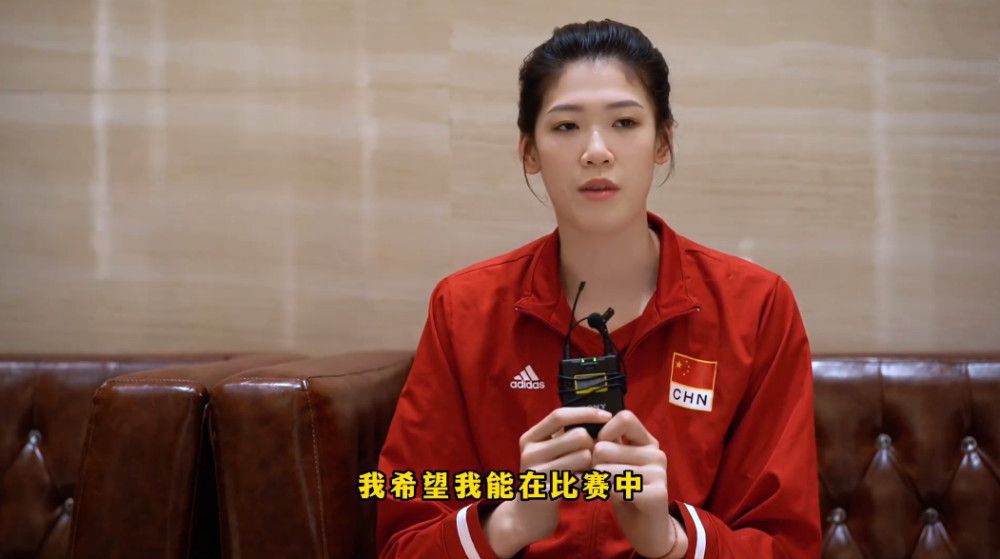 刘昊然身穿浅色毛衣和白色裤子亮相，少年感十足，现场气氛热闹非凡。
