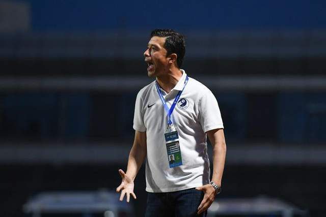 他不仅是在搞砸事情，他是在以一种英国首相般的尊严感，优雅而体面地搞砸一切。