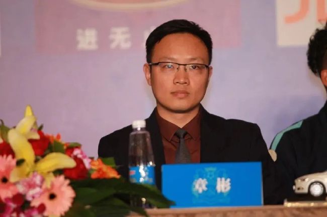 每部电影在破亿节点发布票房海报已是常规操作，数字的增长也激发了海报设计的无限创意。