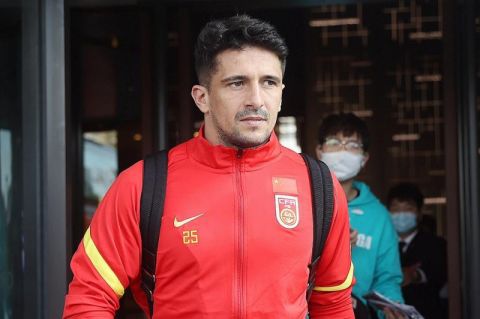 影片由陈佩斯执导，陈佩斯、黄渤、姜武、尹正领衔主演，杨皓宇特邀主 《大智若愚》曝选角 罗伯茨、“星运”男星加盟 2015-11-06 由凯文·史派西主演的《大智若愚》（Billionaires Boys Club）再曝选角，艾玛·罗伯茨和《星运里的错》男星安塞尔·埃尔格特加盟出演，并和《王牌特工：特工学院》男星塔伦·埃格顿一并演对