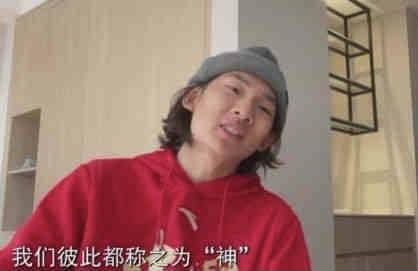 这些剧照风格狂野，看起来就像是一系列无法无天的艺术家制造的行为艺术。