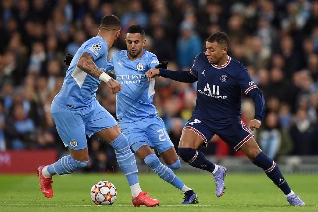 该组黑白照片中，不但有范冰冰的父母，还可以看到范冰冰的奶奶。