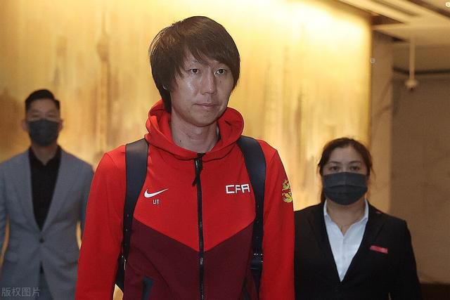 导演斯派克·琼斯、男星杰 《美国队长2》新片场照 斯嘉丽现身克里斯挂彩 2014-01-15 当地时间1月13日，洛杉矶，斯嘉丽·约翰逊现身《美国队长2：冬日战士》片场，当天拍摄场地在一家医院，克里斯·埃文斯扮演的的队长与安东尼·麦凯扮演的“猎鹰”脸上都有受伤痕迹。