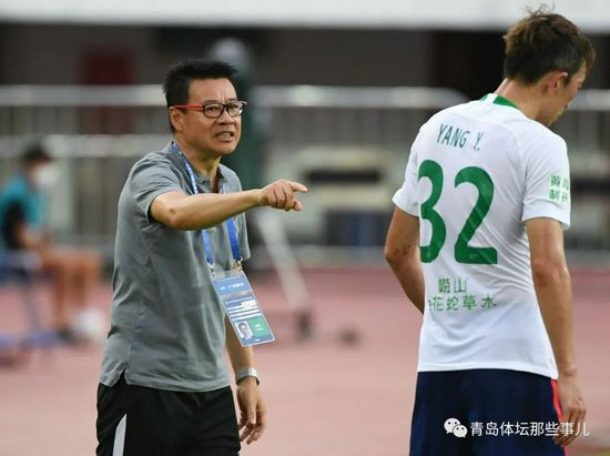 全场一路黑脸，似乎与她再度与帕丁森分手有关。