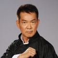 他手持弓箭，站在街巷中，与敌人开 《罗宾汉》曝光最新片段 “蛋蛋”集结绿林好汉 2018-11-17 近日，备受关注的影片《罗宾汉》曝光了影片的两支片段。