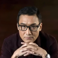 导演西谷弘携主演织田裕二 织田裕二人气下滑 堺雅人接手代言称新人气王 2013-11-05 据日本杂志11月3日下午最新爆料，曾经红极一时的织田裕二，终于面临着人气凋零，工作被人抢走的窘境了。