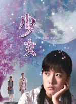 照片中，布兰妮穿着泳装大秀好身材，与小14岁男友山姆·阿斯哈里躺在游艇上甜蜜相拥，很是惬意。