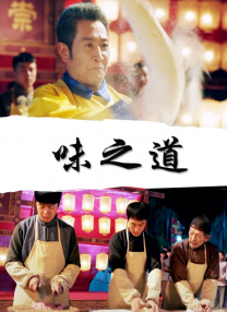 ” 晒出的照片中唐艺昕扎着丸子头，身穿蓝色短款长袖泳衣，站在泳池中摆拍。