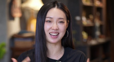 不过这是一个闯进会场的怪客，拿着自己和林志玲的合成照，喊着“我和你前世今生注定要在一起 林志玲穿露肩礼服捞金 戴珠宝翩翩起舞优雅动人 2013-12-13 12月11日，林志玲现身南京为其代言产品造势，一身白衣优雅现身的林志玲戴着大串镶钻耳环优雅亮相，颇为抢眼。