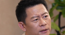 更令人心碎的是，照片里那些倒在血泊中的受害者，很多竟是他们的邻里与旧识。