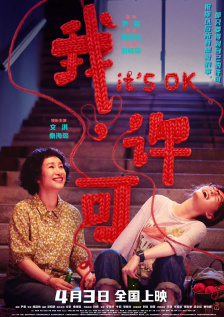 张婧仪身穿一条粉色长裙，甜美可爱、元气十足。