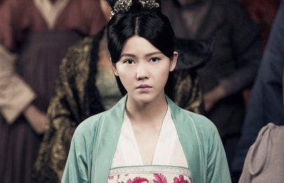 杨荔钠导演《春歌》开机 吴彦姝奚美娟母女情催泪 2021-09-16 由杨荔钠导演、尹露监制，吴彦姝、奚美娟领衔主演的亲情文艺片《春歌》宣布已于杭州开机并发布首款海报。